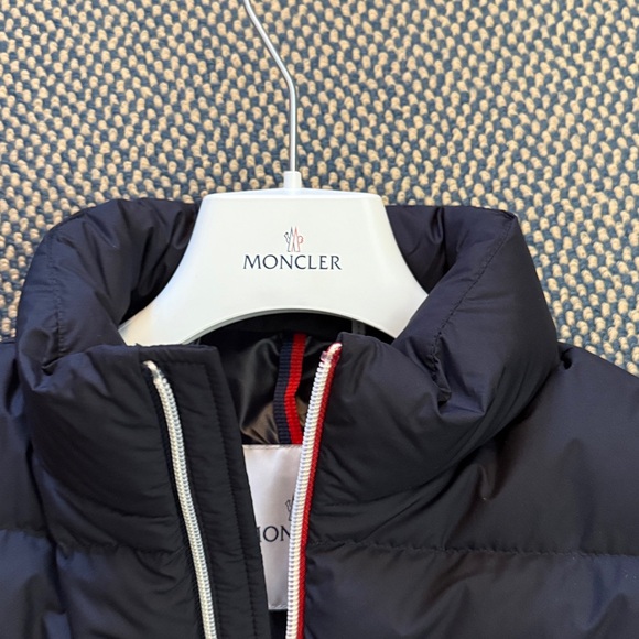 NWT 💯% authentic Moncler Kids Serapio Navy Puffer Jacket. With hanger&bag&tags - Picture 9 of 16